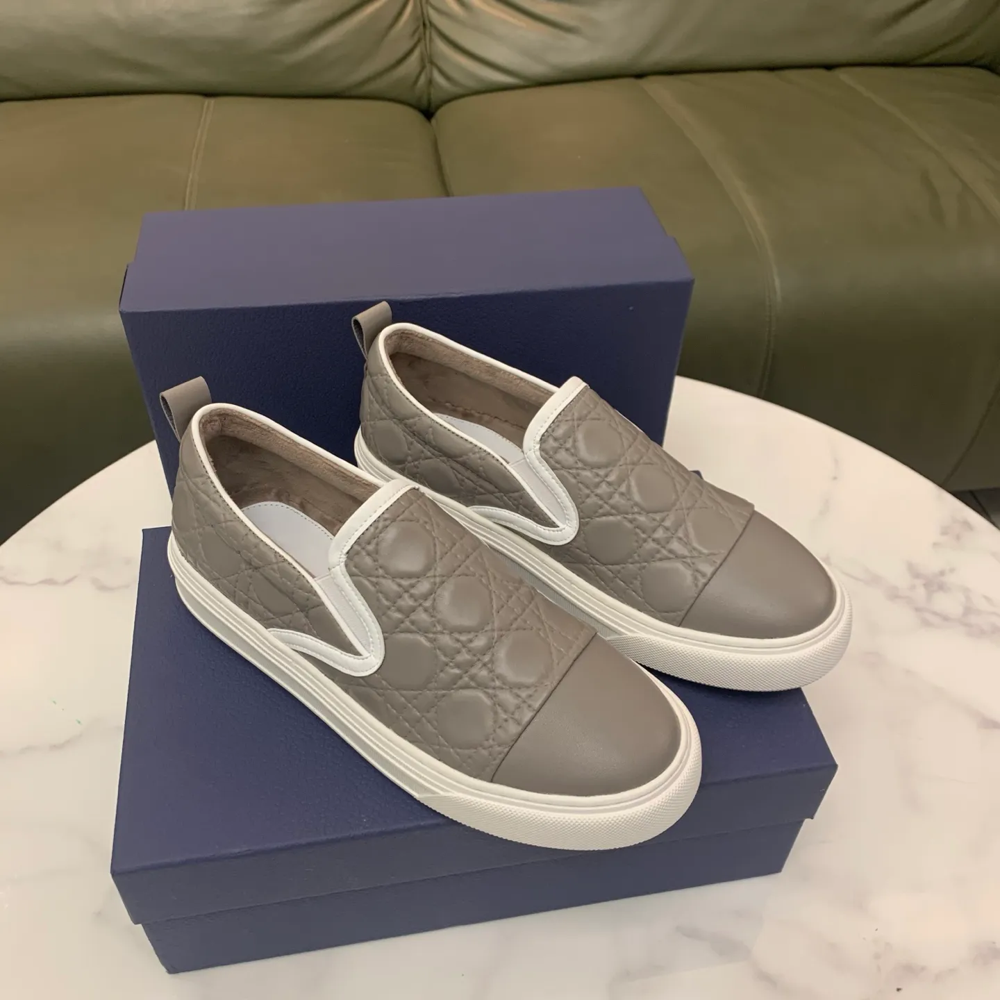 Men's men's shoes 💰400 [New style] 🧁🧁 Dior (velvet lining and leather lining are preferred when ordering) D's new product is on the market, full first-layer calfskin with embroidered classic diamond pattern D's craftsmanship, high-end and classy, ​​comfortable on the feet, versatile to wear, full of three-dimensional sense, available in 4 colors: black, coffee, gray and khaki, size: 39-44 (45 can be customized, cannot be returned)